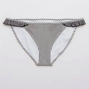 48A.- Aerie Seersucker Stripped Ruffle Bikini Bottom. Black